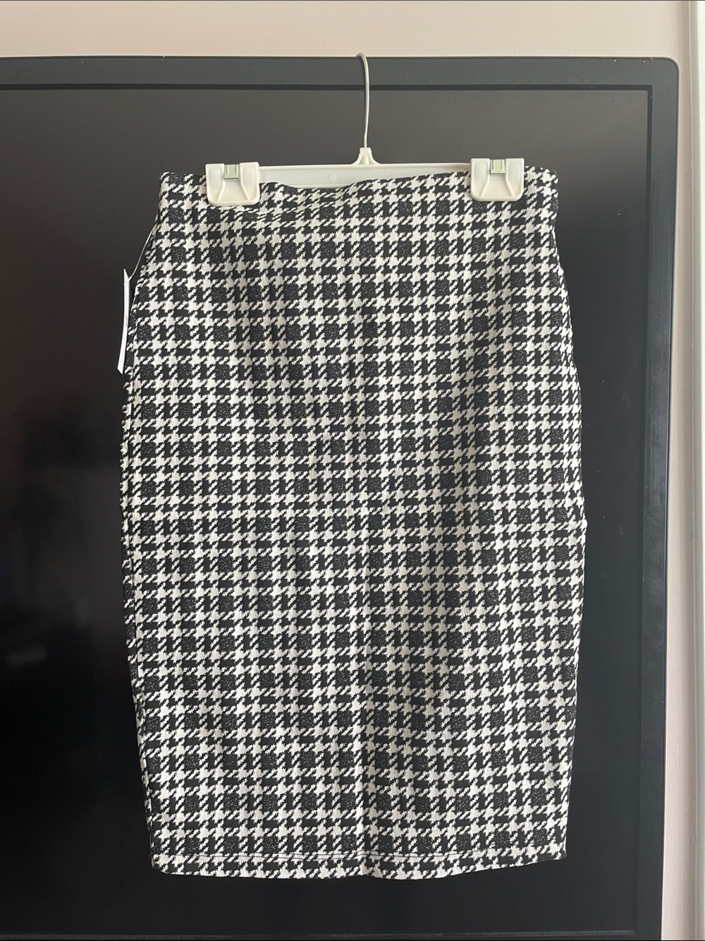 Suzy Shier Black & White Houndstooth Pencil Skirt